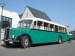 Groene Zwitserse bus met aanhangwagen